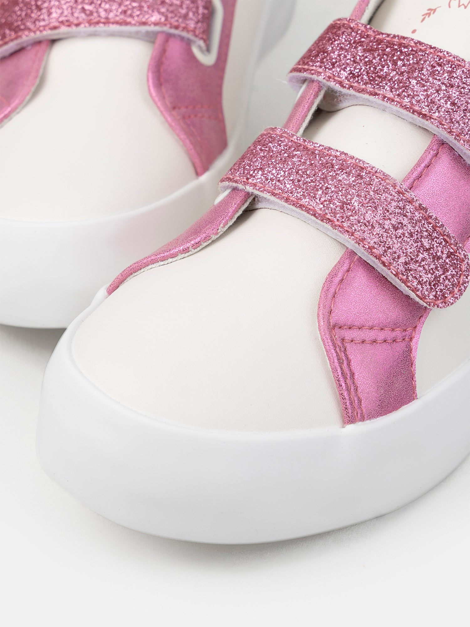 Zapatillas blancas con parche de estrella rosa brillante para niñas