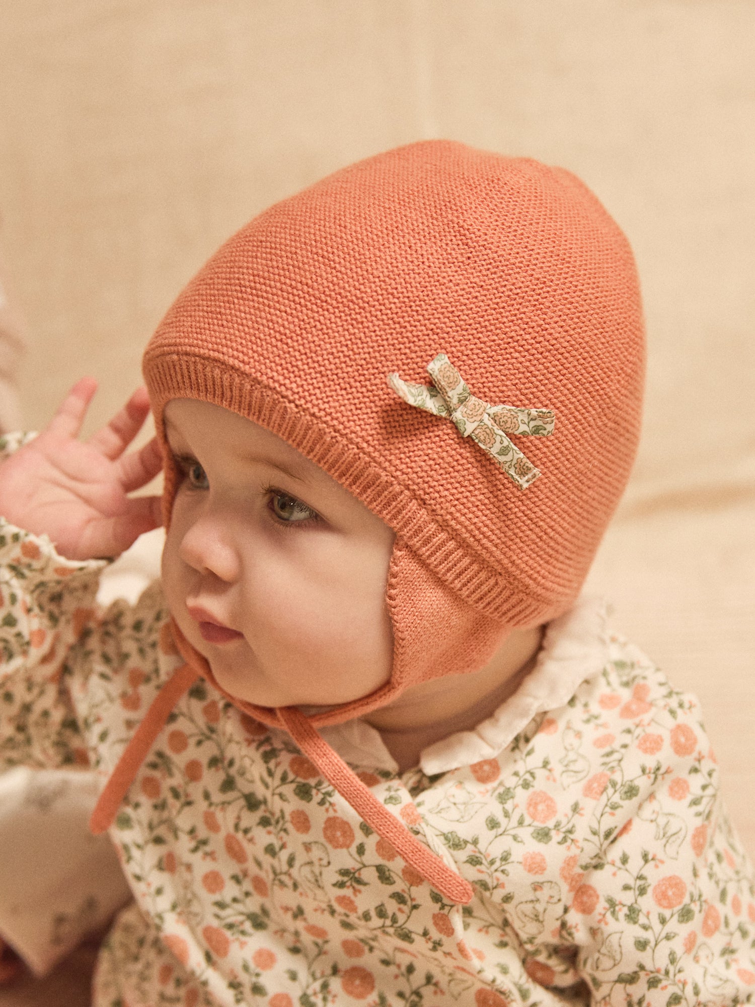 Gorro de punto rosa con lazo para niña recién nacida