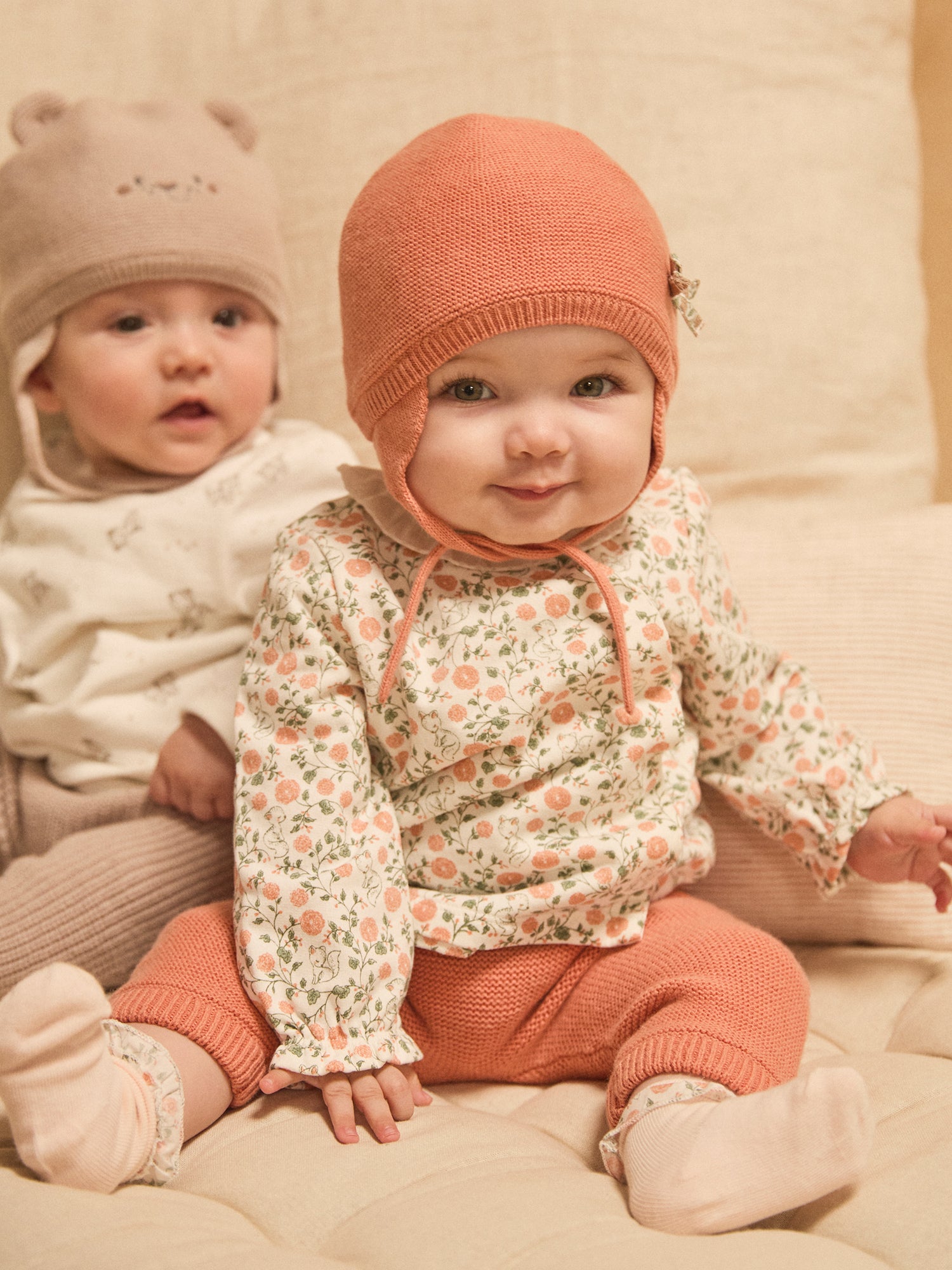 Gorro de punto rosa con lazo para niña recién nacida