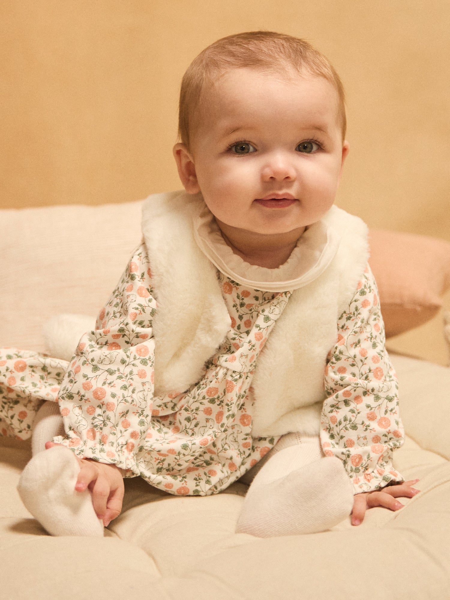 Conjunto de vestido con estampado floral + chaleco + medias para recién nacidas
