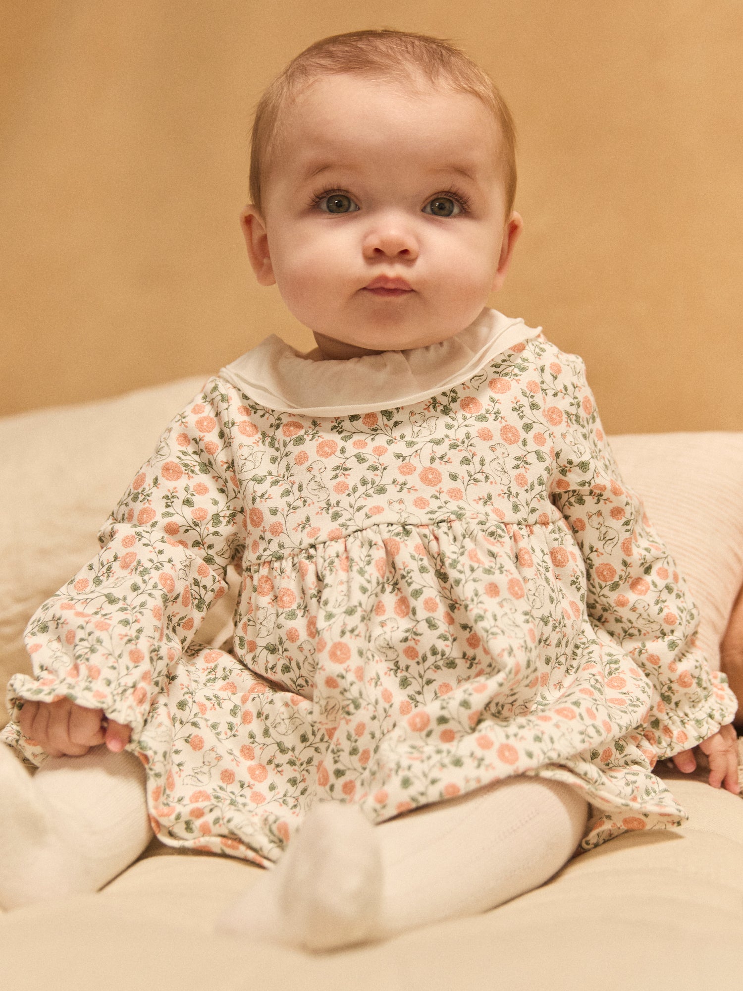 Conjunto de vestido con estampado floral + chaleco + medias para recién nacidas