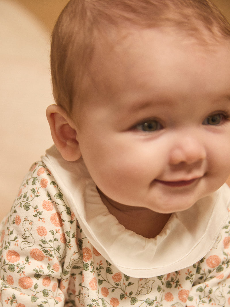 Conjunto de vestido con estampado de flores + cárdigan + medias para niña