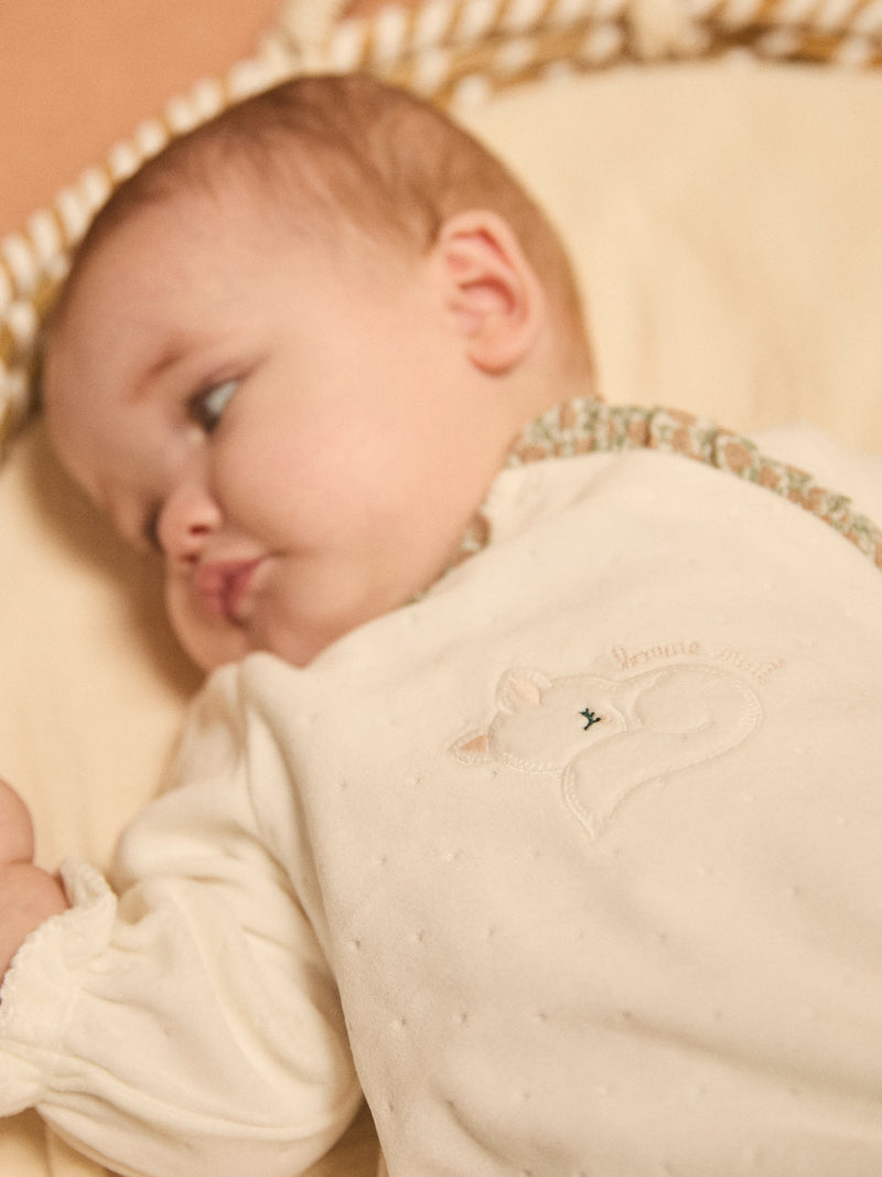 Saco de dormir blanco de terciopelo y floral para niña recién nacida