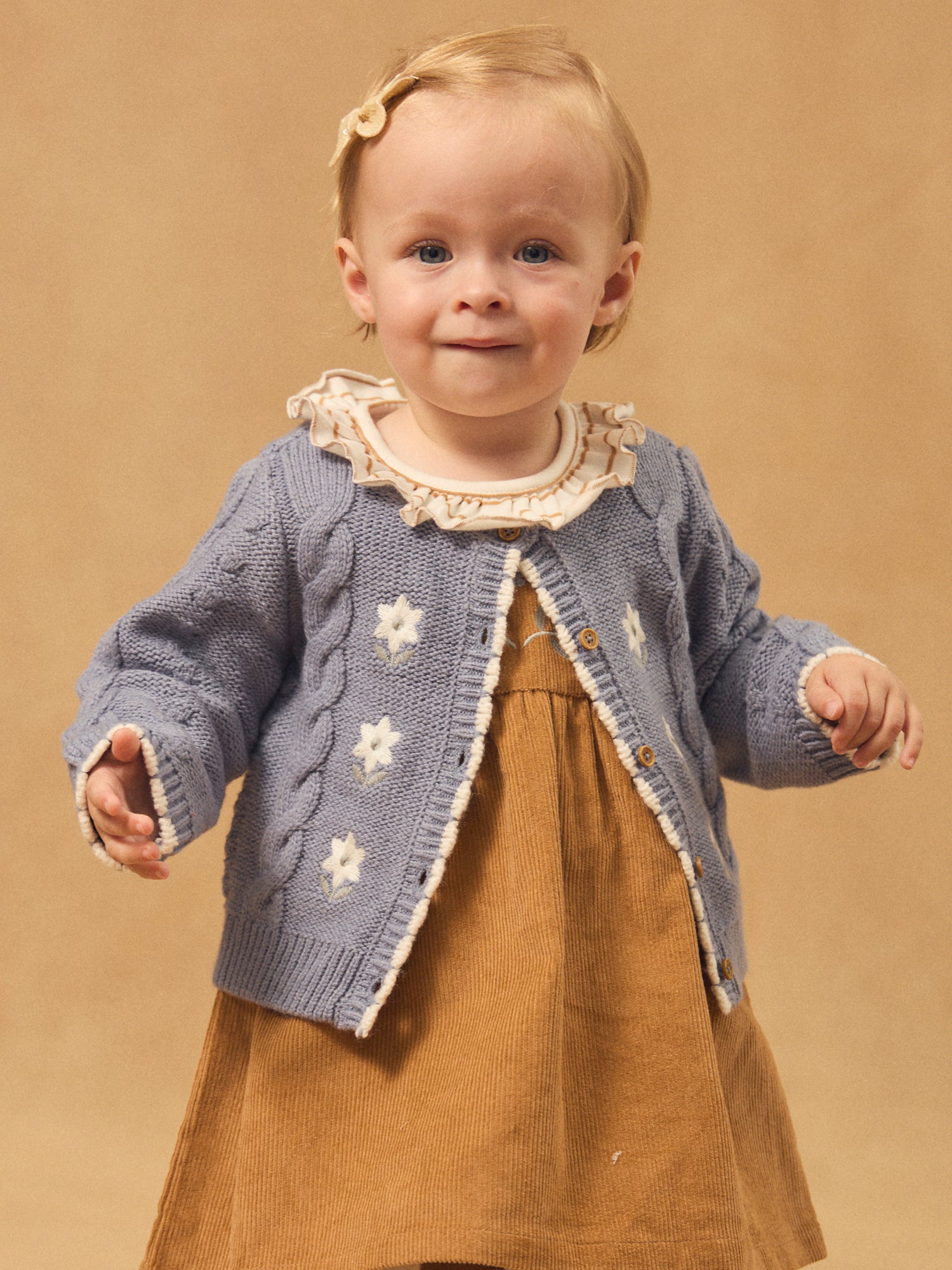 Cardigan azul con bordado de flores para niña