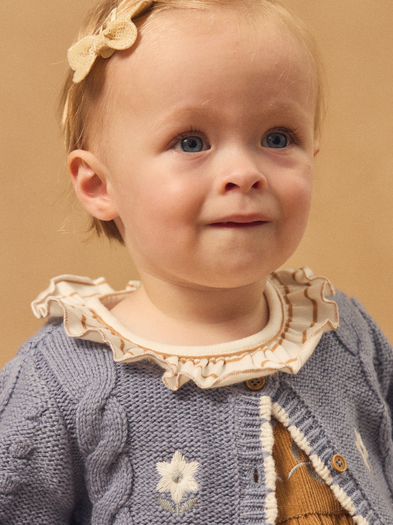Cardigan azul con bordado de flores para niña