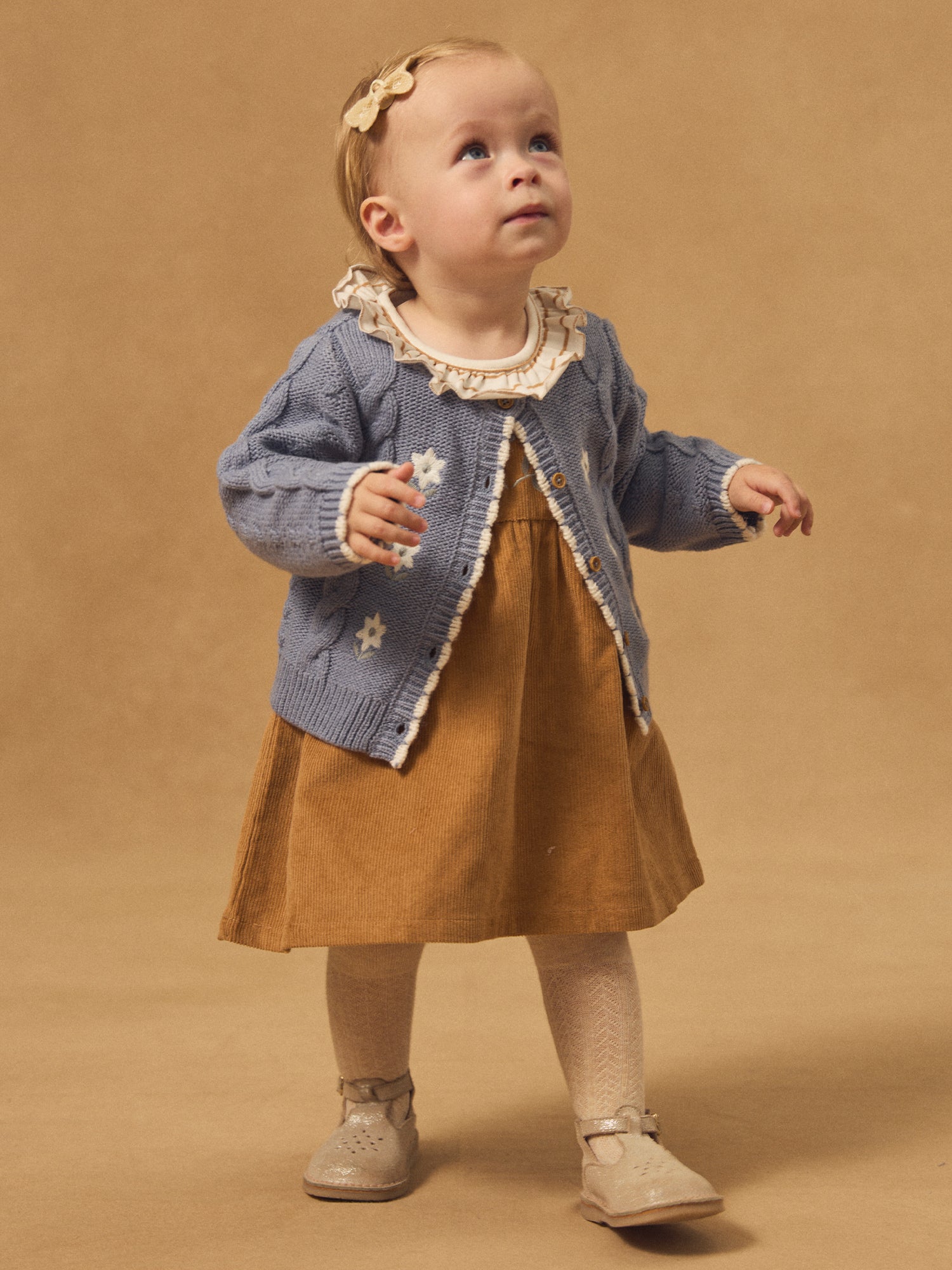 Cardigan azul con bordado de flores para niña