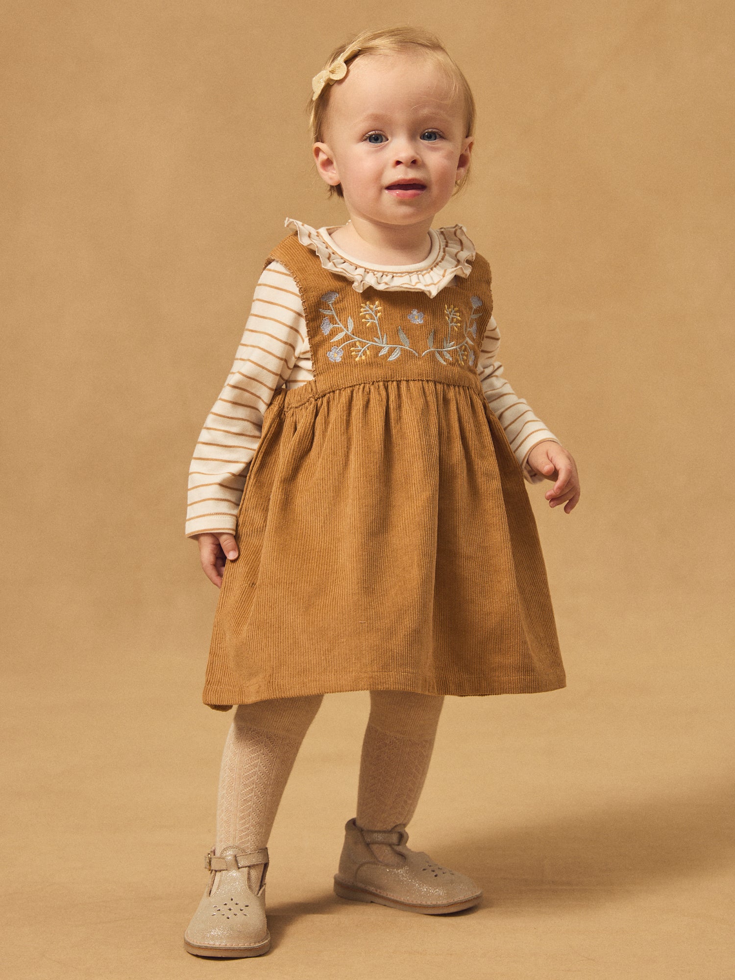 Chorrera marrón de terciopelo con bordados de flores para bebé niña