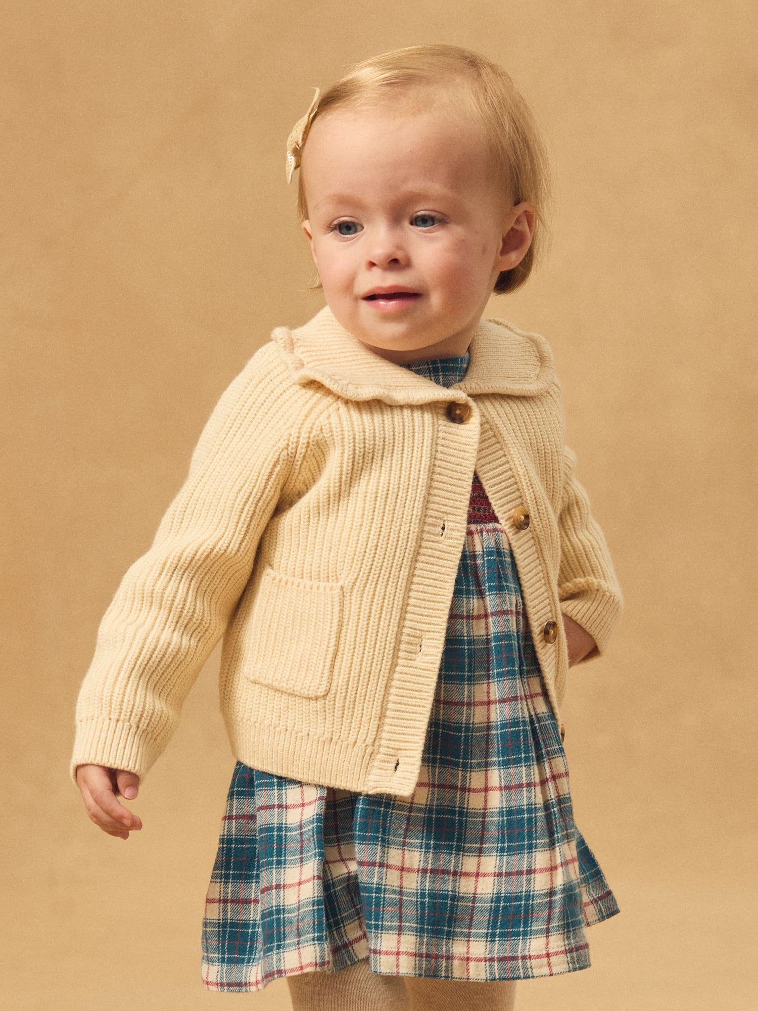 Cardigan crudo con cuello para niña