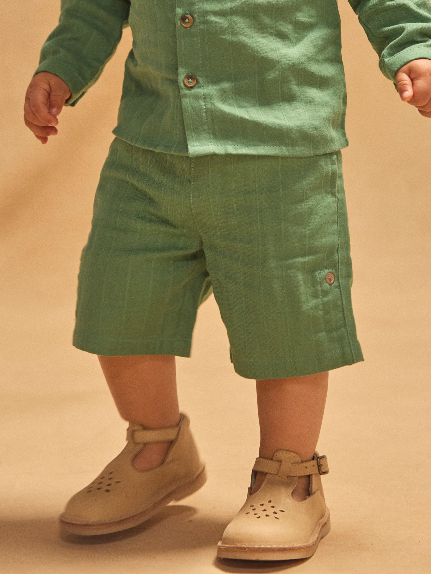 Short verde sabina con piernas ajustables para bebé niño