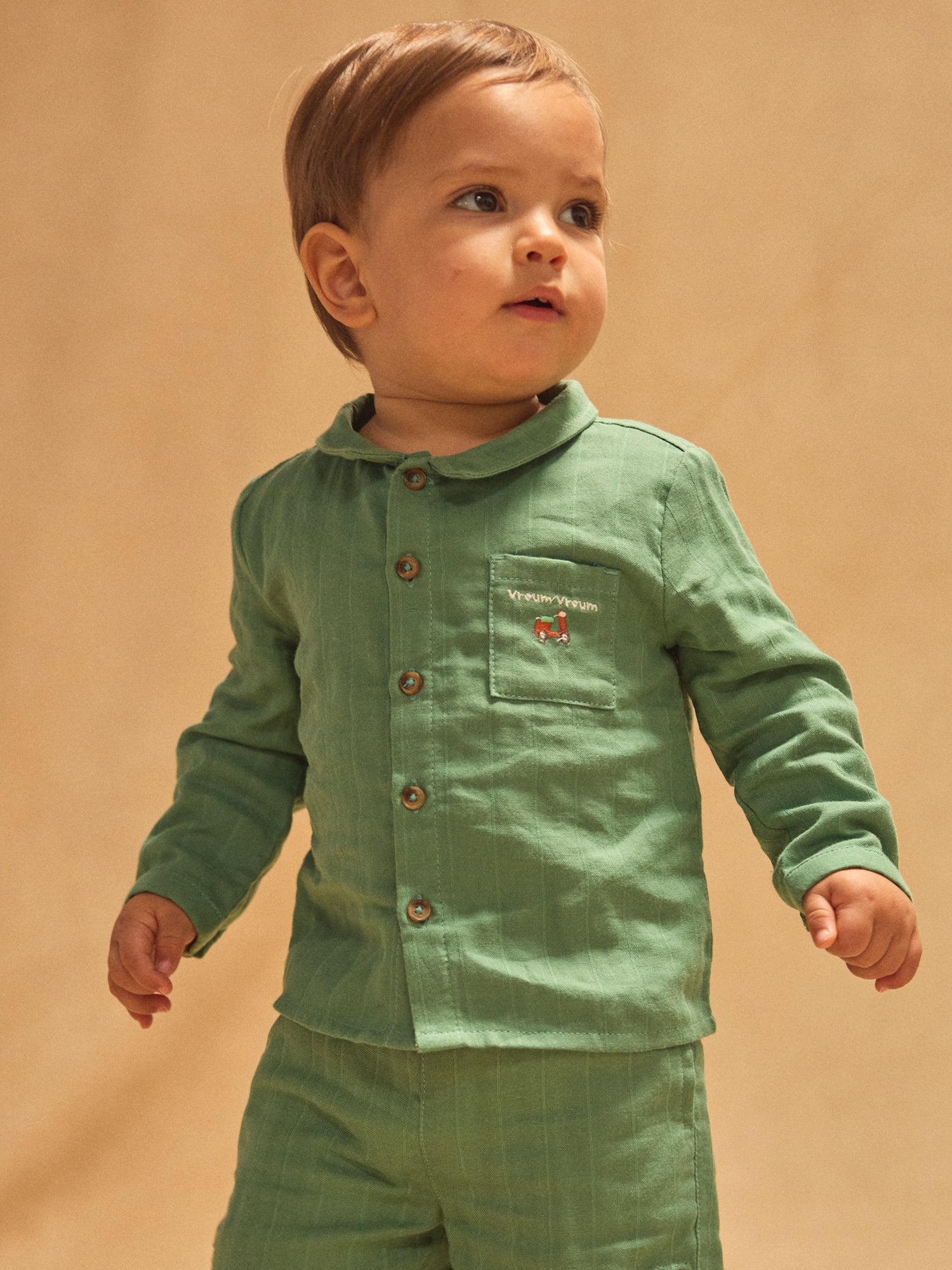 Camisa verde pino para bebé niño