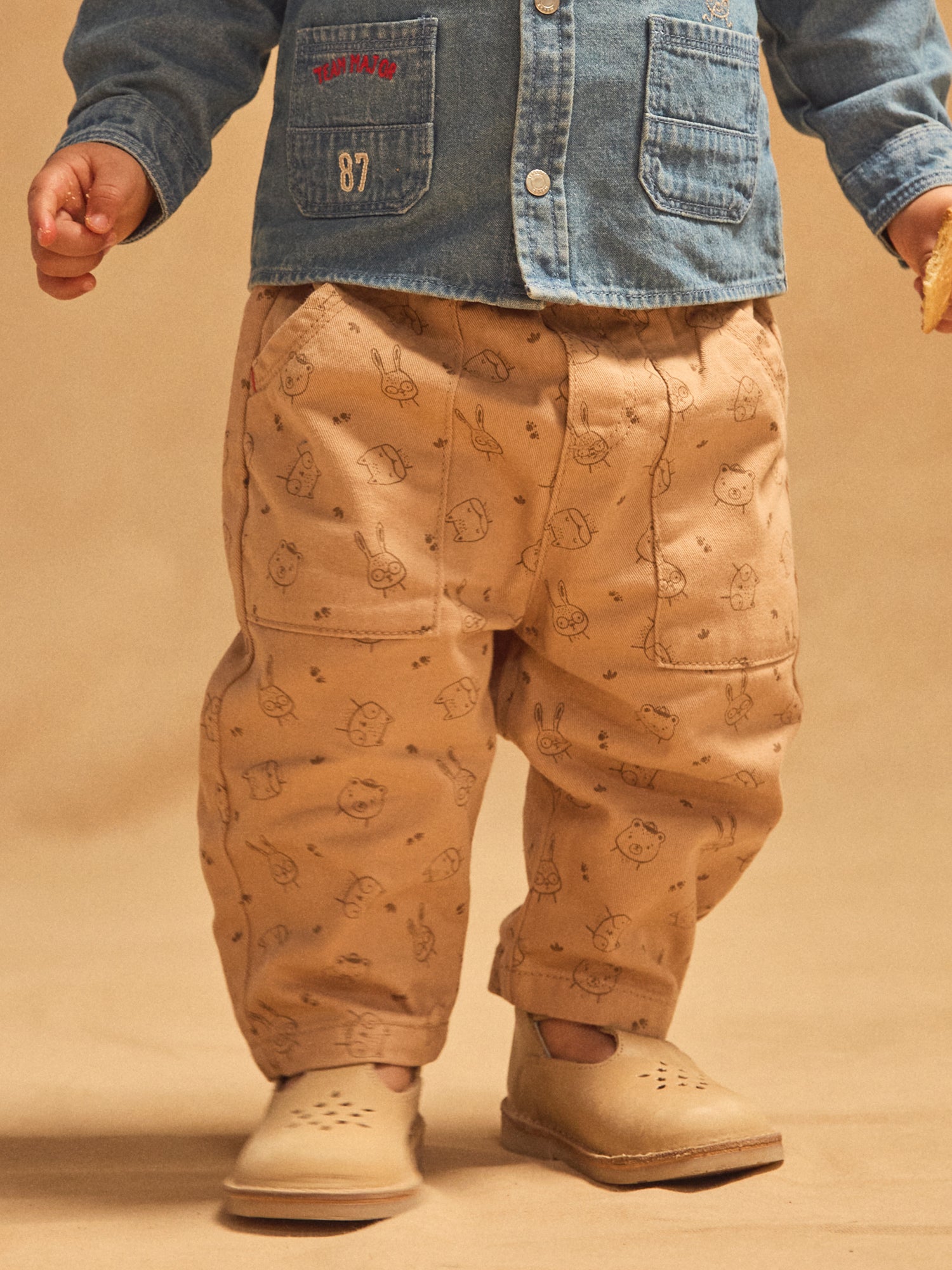 Pantalón marrón claro con imprimé de animales bebé niño