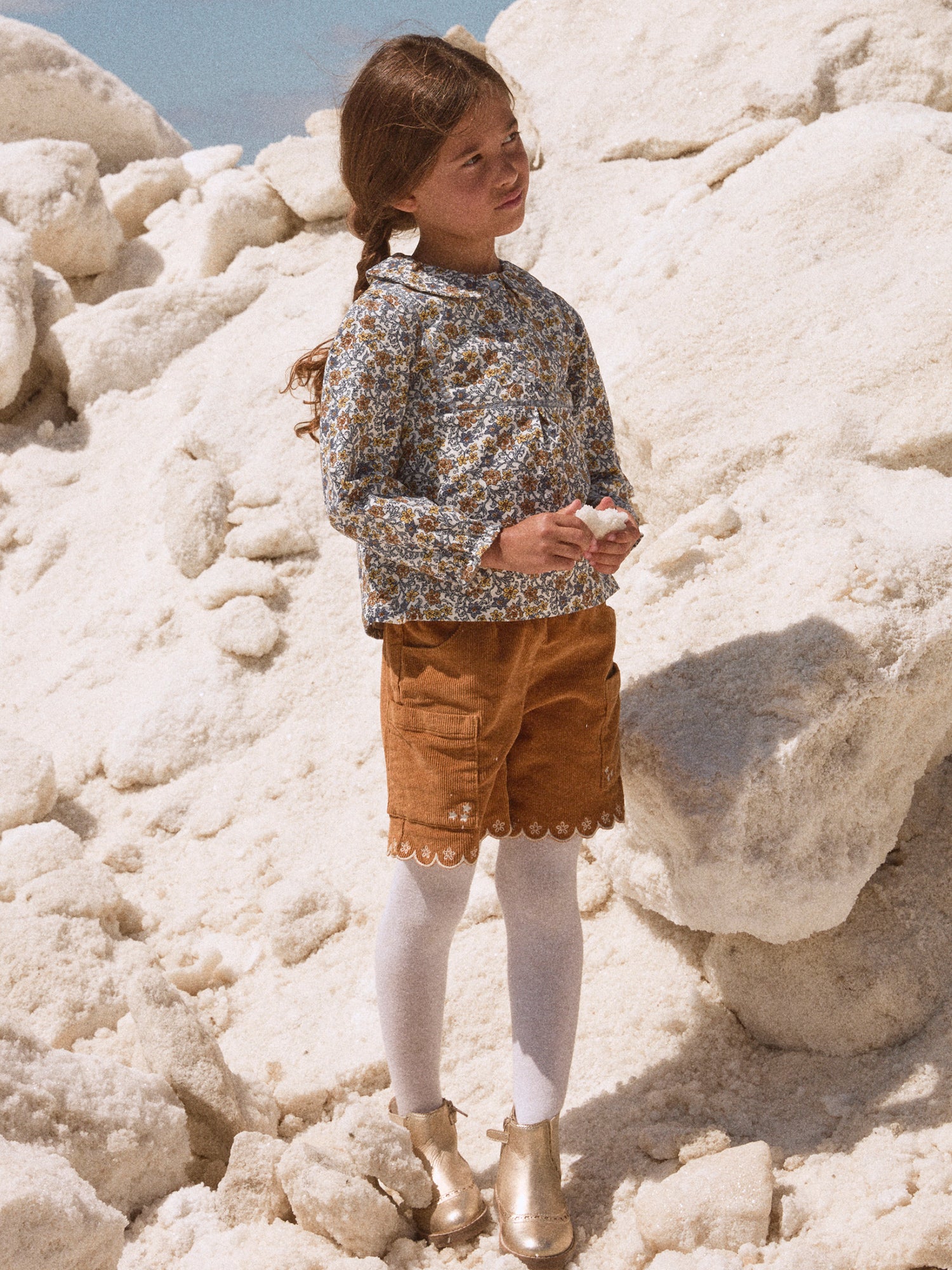 Blusa de niña con cuello tipo Peter Pan y estampado floral