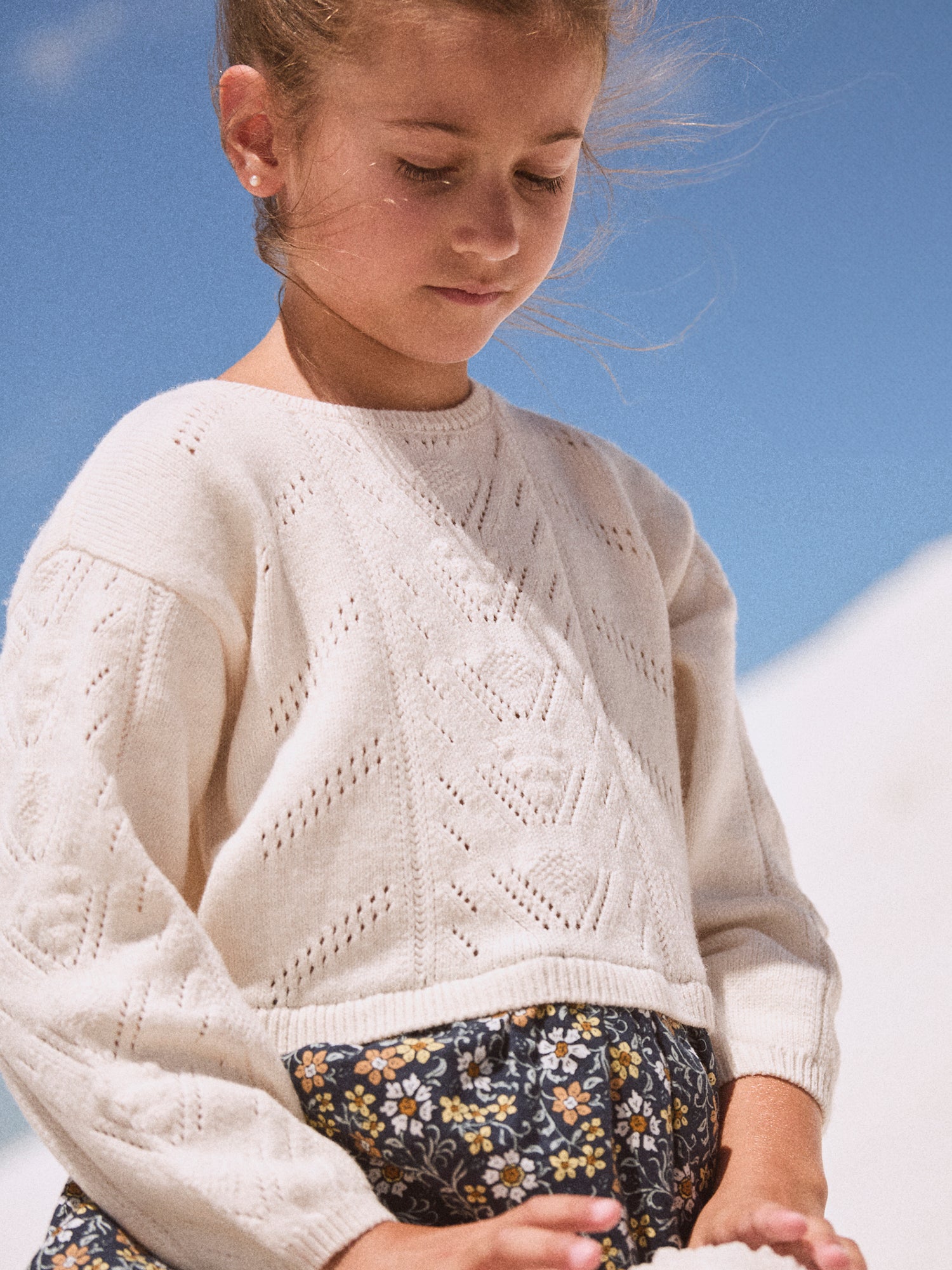 Vestido bicolor ecru con parte inferior impresa de flores para niñas