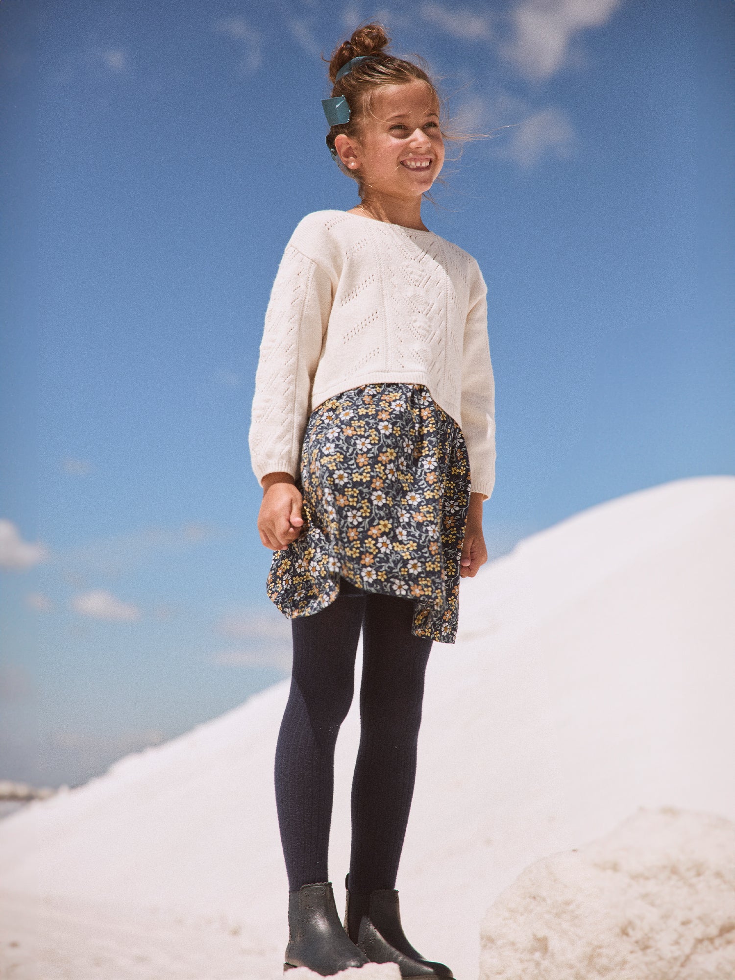 Vestido bicolor ecru con parte inferior impresa de flores para niñas