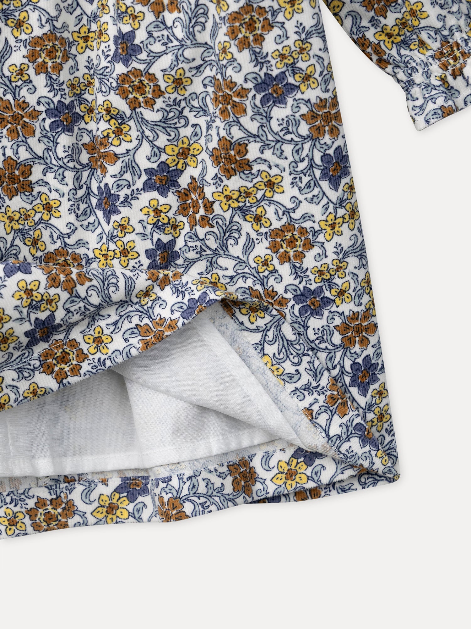 Vestido a rayas florales con cuello de pétalo blanco para niña