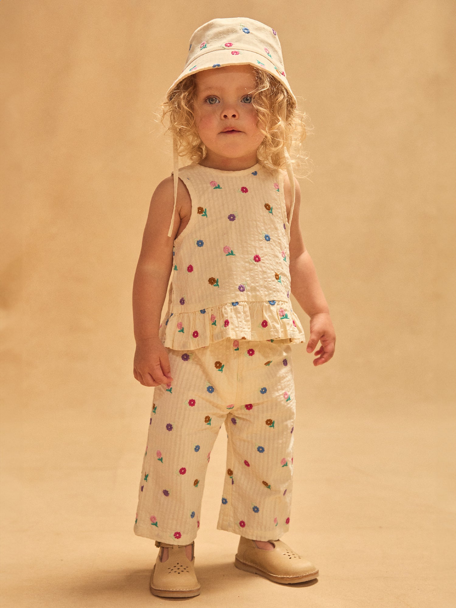 Sombrero Ecru con Bordados Florales para Niña