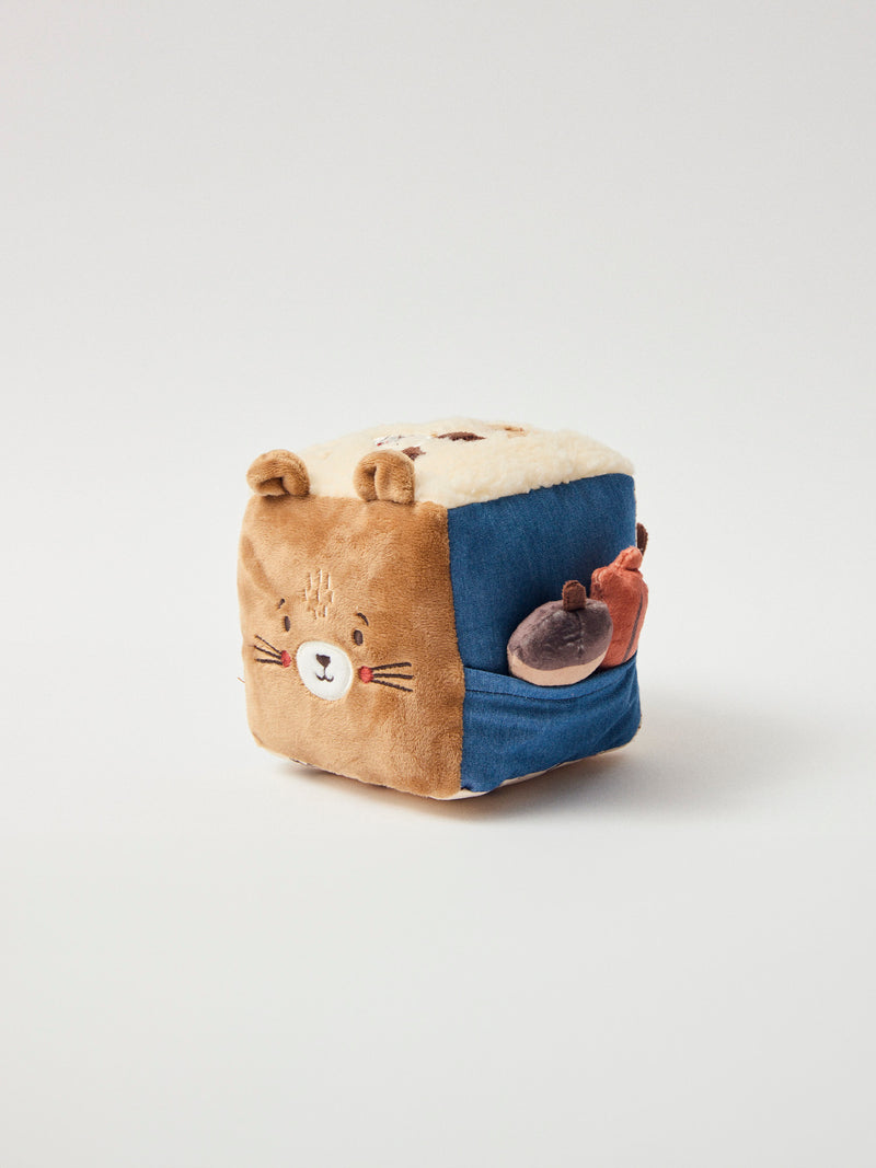 Cube d'activité marron en multi-matière