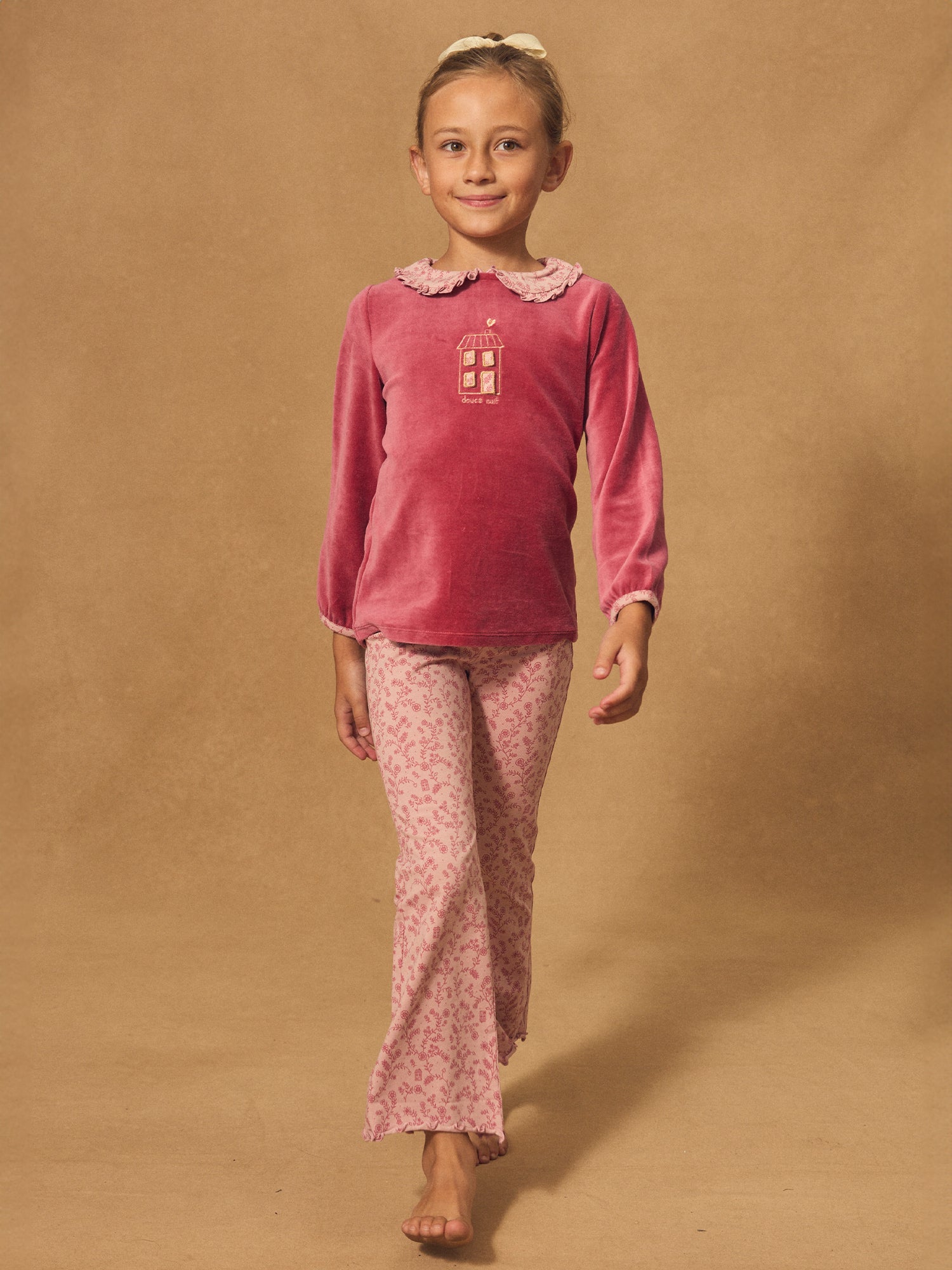 Pijama de terciopelo rosa oscuro con estampado floral para niñas