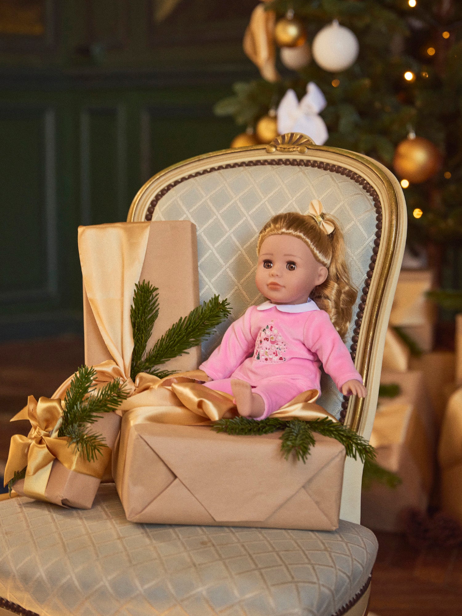 Pijama de muñeca rosa de terciopelo con estampado navideño