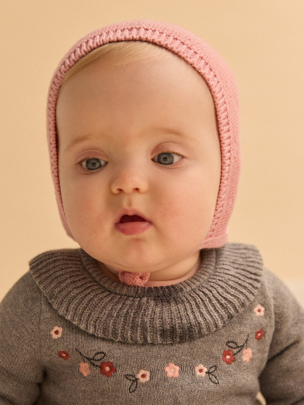 Gorro rosa para recién nacida
