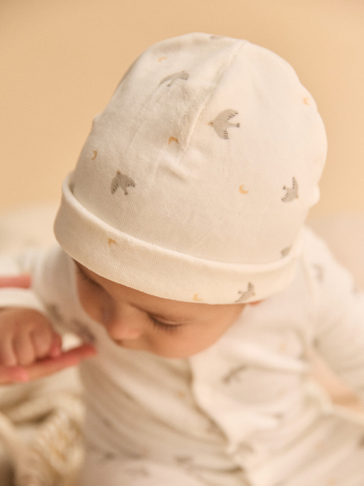 Pijama + gorra ecru impresa con pájaros y lunas Nacimiento Mixto