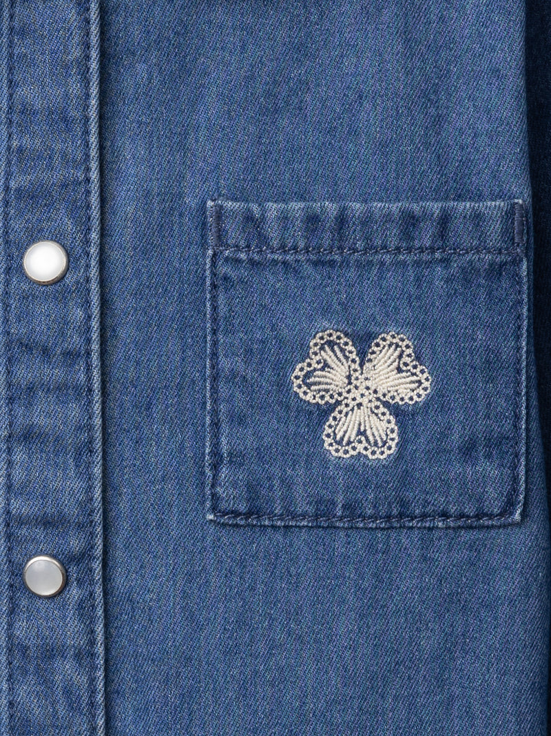 Blusa de denim con bordado de trébol para niña