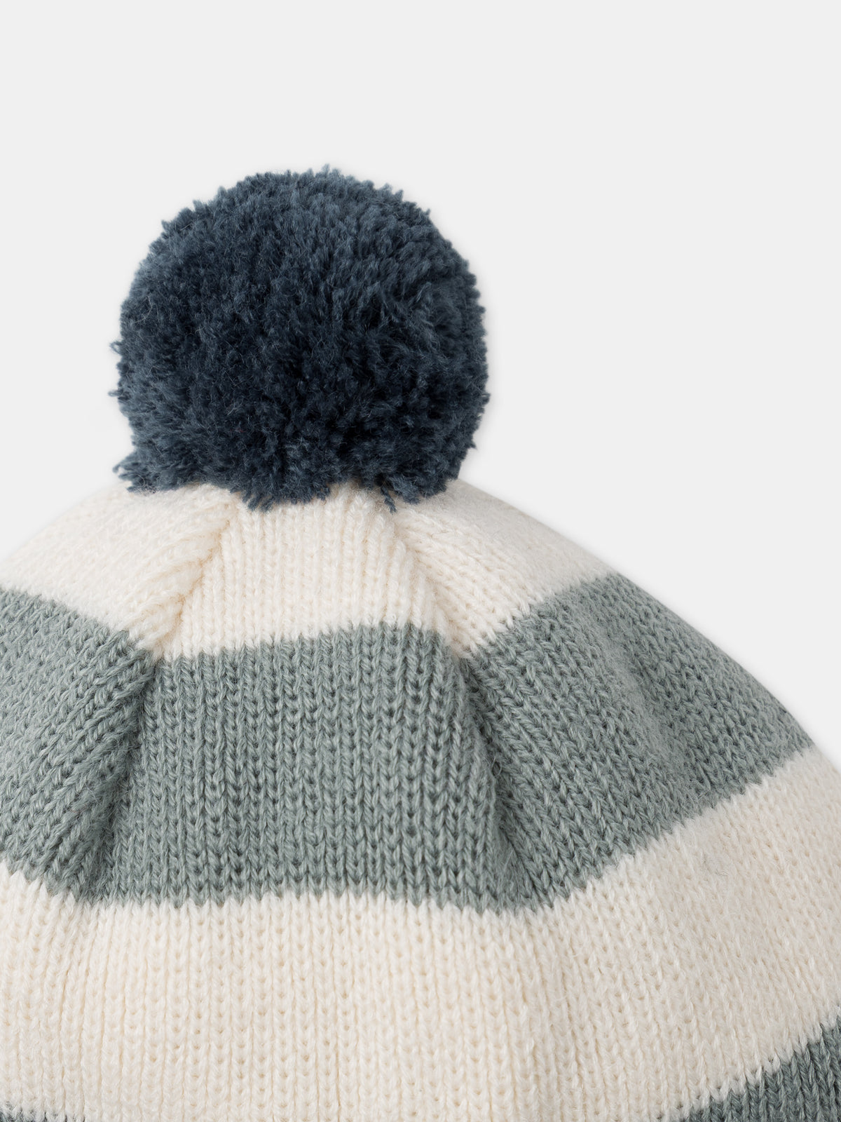 Gorro tricolor a rayas con pompon y bordado de ballena para bebé niño