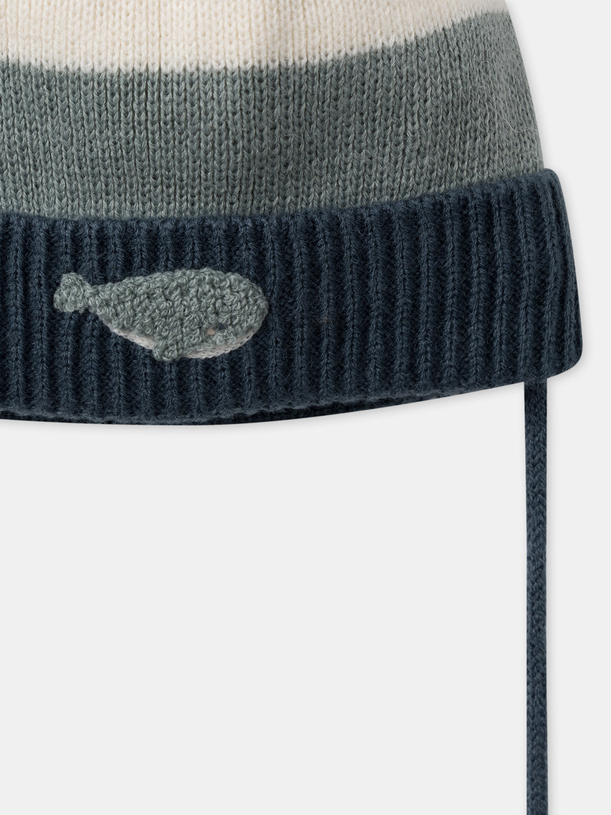Gorro tricolor a rayas con pompon y bordado de ballena para bebé niño