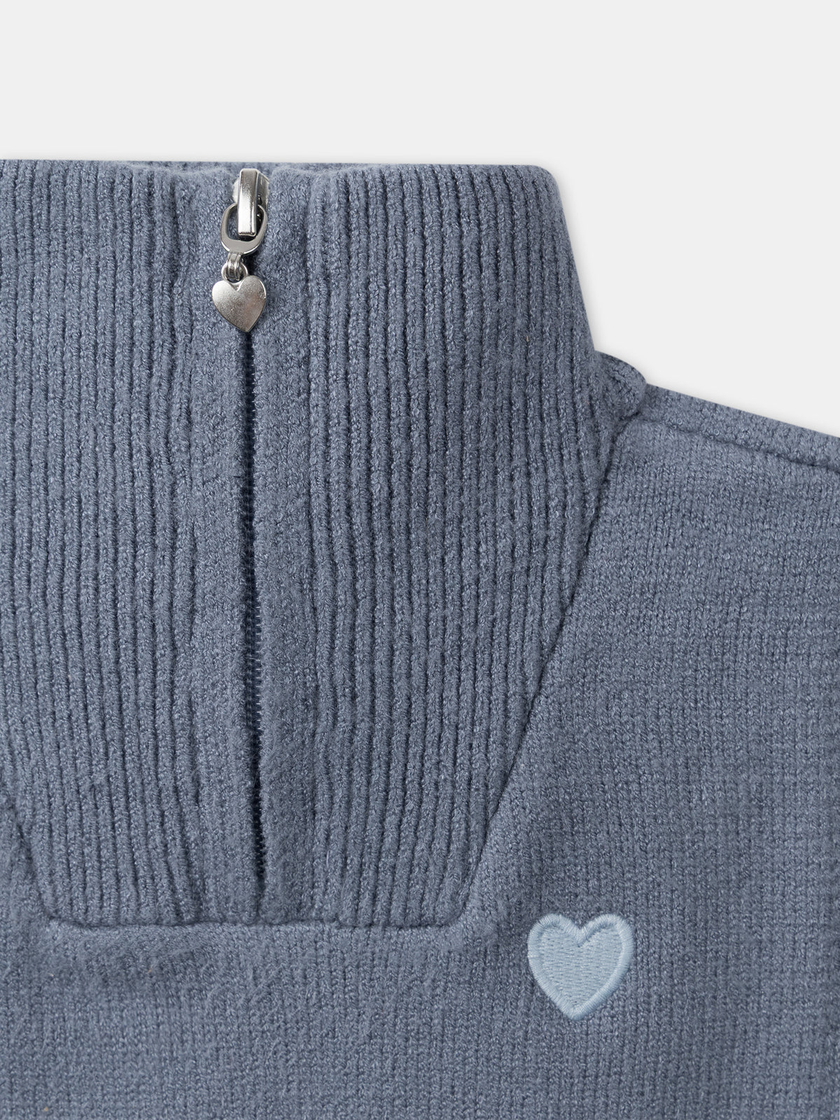 Plastrón azul grisáceo con bordado corazón Chica