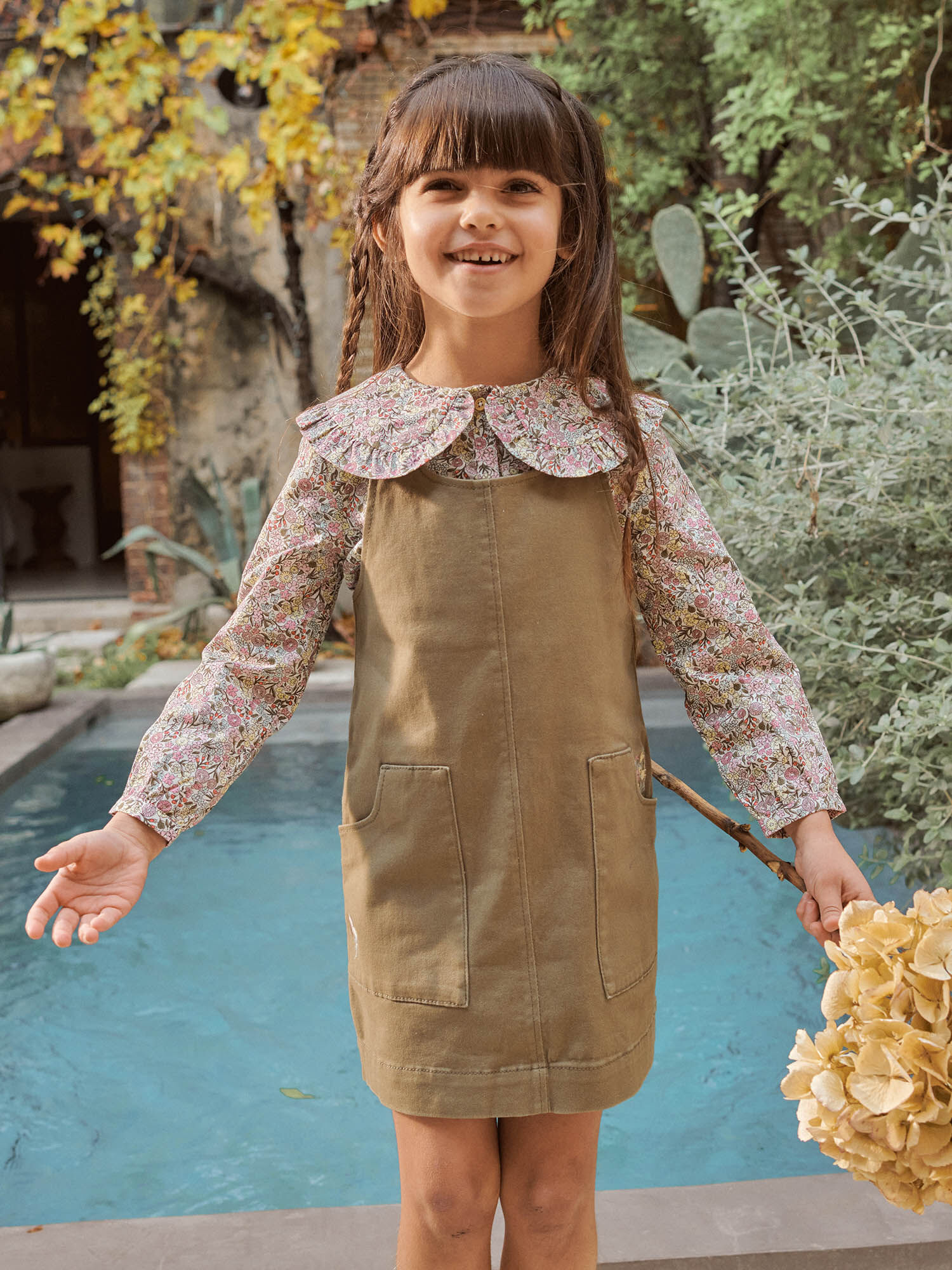 Vestido peto verde caqui twill con estampado floral para nina Chica Sergent Major