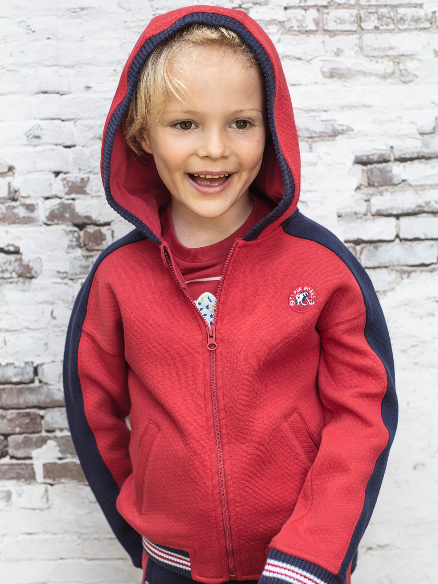 Sudadera con capucha de color rojo y azul marino para ni o