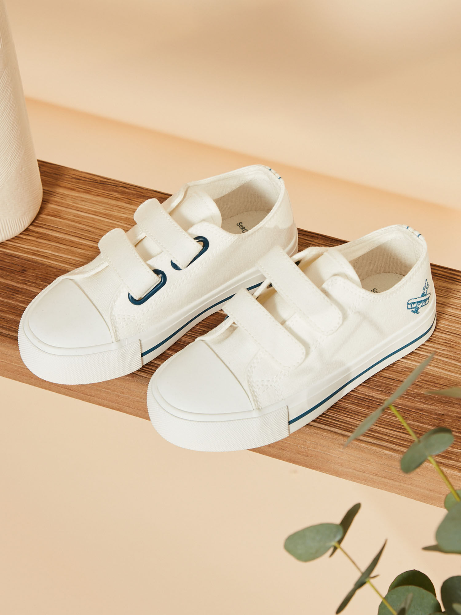 Zapatillas blancas bordadas outlet