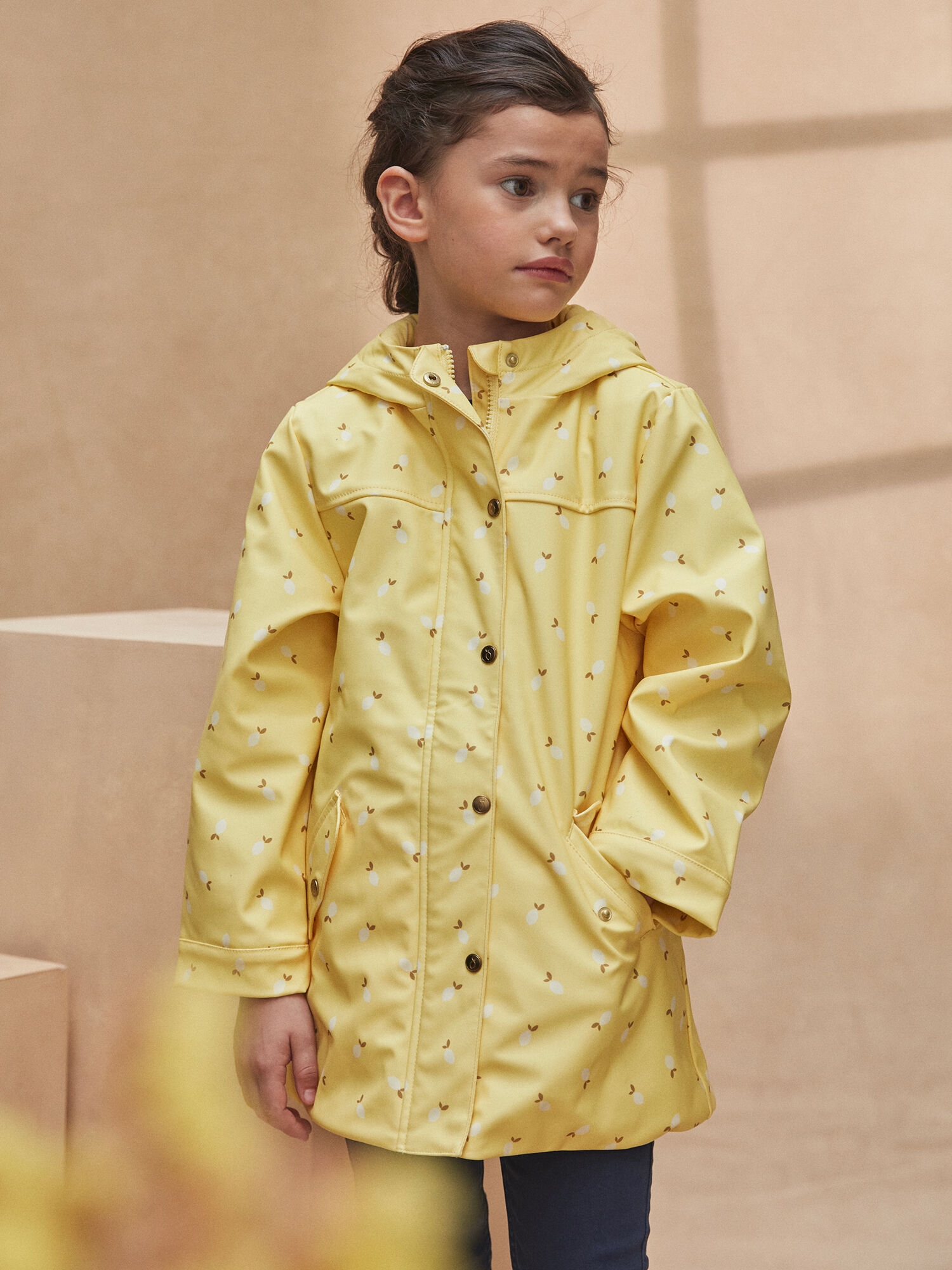 Impermeable amarillo con capucha con estampado de limones Chica Sergent Major