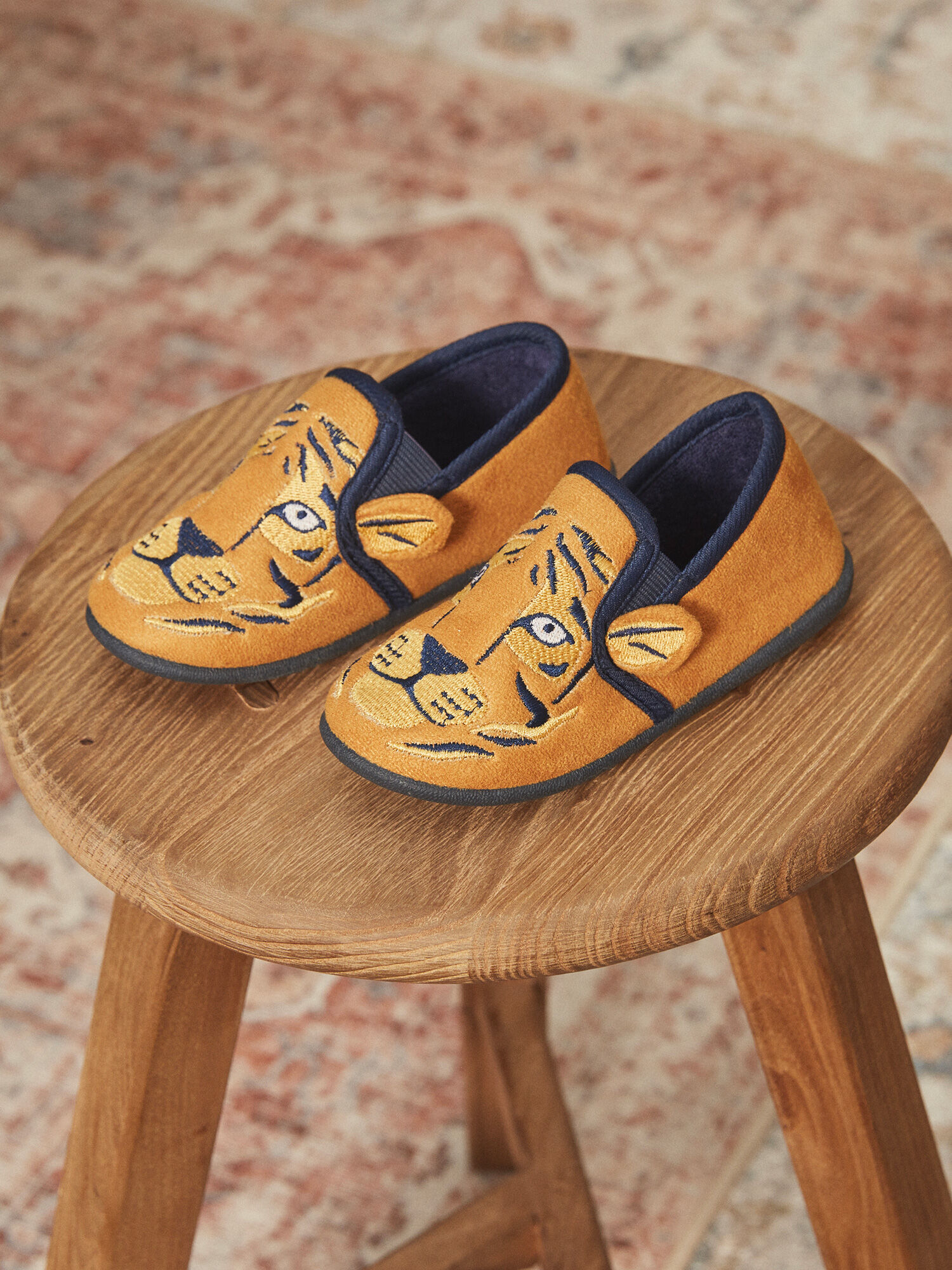 Pantuflas amarillas estilo mocasines
