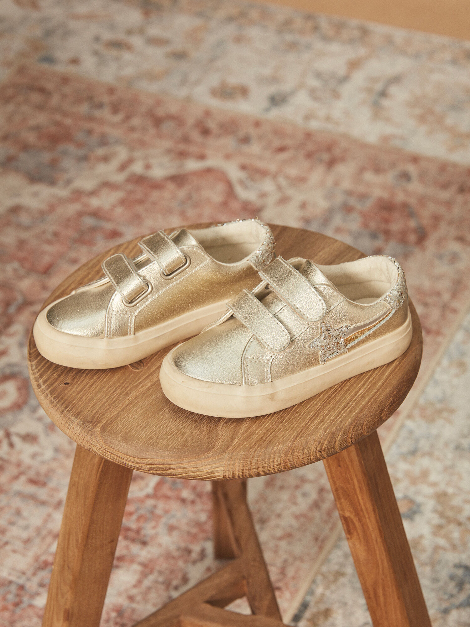 Zapatillas doradas sales para niñas