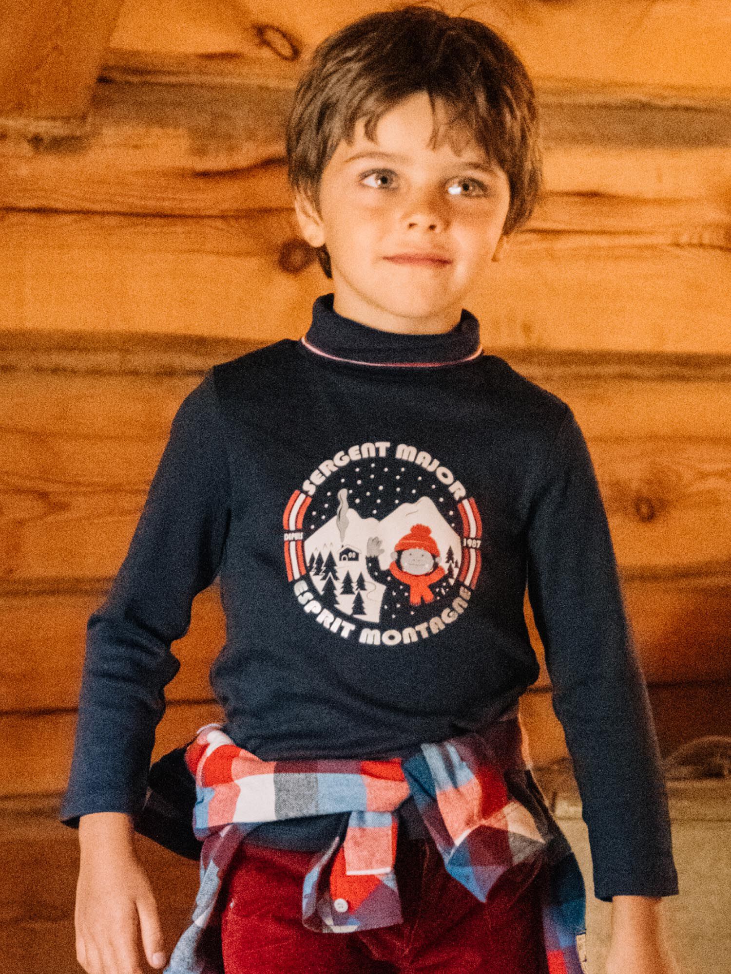 Camiseta cuello online alto marron niño