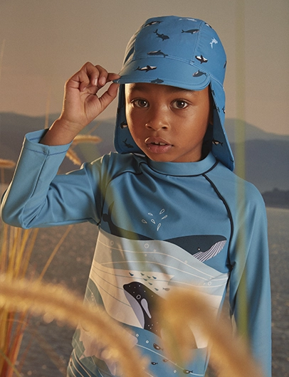 Sombrero con protección solar +50 de color azul con estampado de orcas, tiburones y ballenas
